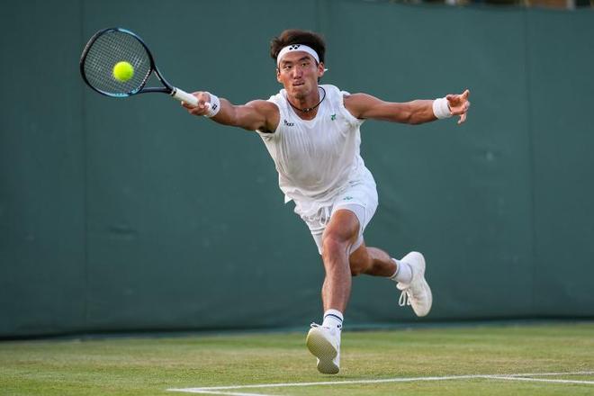 背面则配有 背面则配有