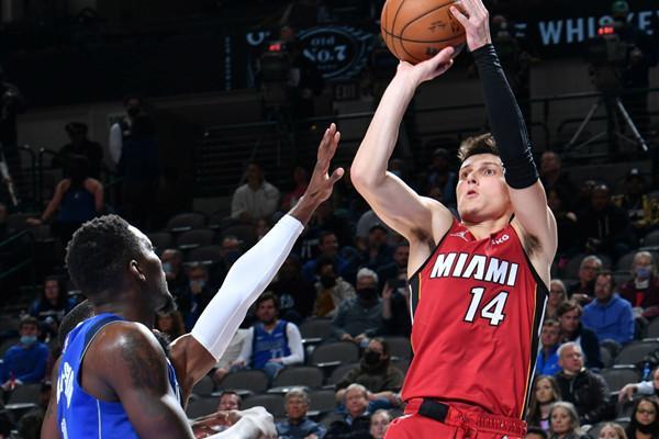 更衣室与看 更衣室与看